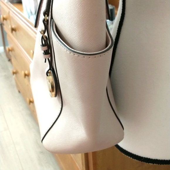 Gently used Michael kors blush or very light pink colored purse - Picture 5 of 15